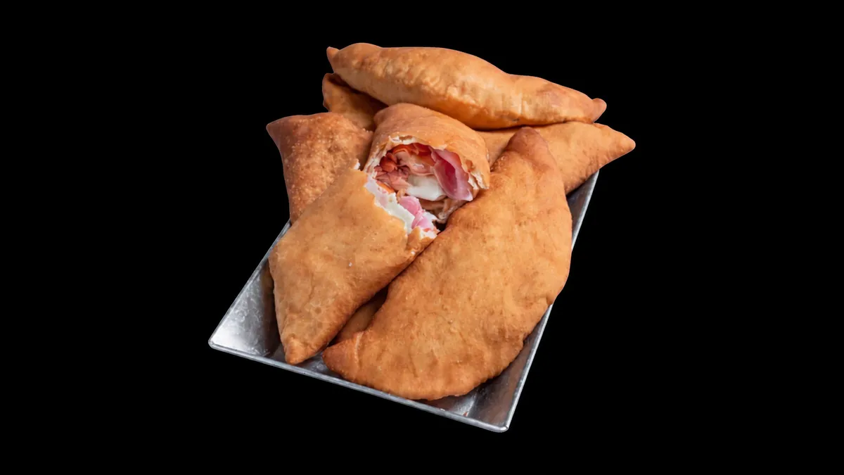 Calzone prăjit cu prosciutto cotto