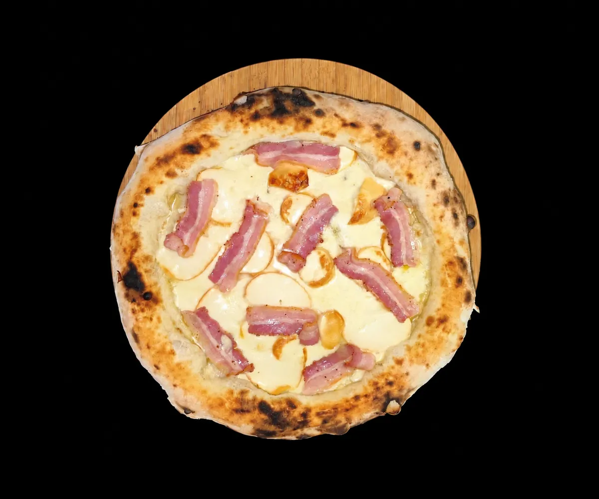 Pizza Pancetta cu provola afumată